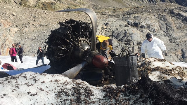 Motor und Flugzeugrotor auf Gletscher, Teile eines Wracks. Motor und Flugzeugrotor auf Gletscher, Teile eines Wracks.