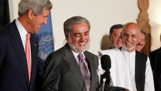 Kerry, Abdullah und Ghani an einem Stehpult (von links nach rechts) Kerry, Abdullah und Ghani an einem Stehpult (von links nach rechts)