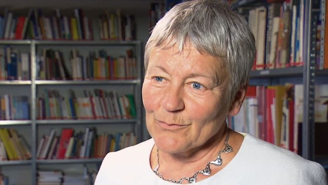 Denise Graf vor einem Büchergestell. Denise Graf vor einem Büchergestell.