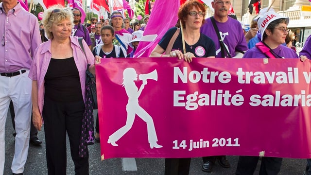 Zu sehen ist ein Frauenstreik. Zu sehen ist ein Frauenstreik.