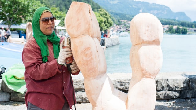 Eine Frau schleift Holz Eine Frau schleift Holz