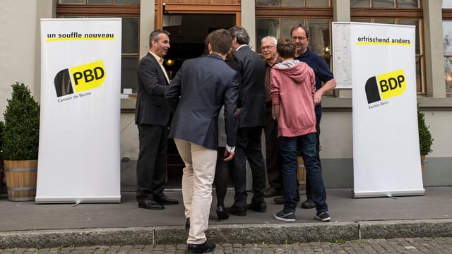 Vertreter der BDP schreiten am Sonntag in ihre temporäre Parteizentrale im Restaurant Rathaus in Bern. Vertreter der BDP schreiten am Sonntag in ihre temporäre Parteizentrale im Restaurant Rathaus in Bern.