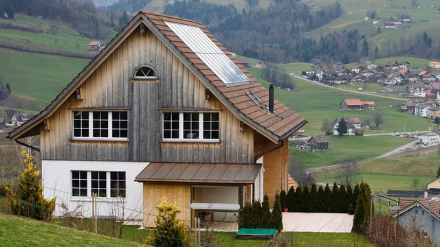 Saniertes Chalet mit Solaranlage auf dem Dach Saniertes Chalet mit Solaranlage auf dem Dach