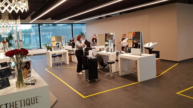 Blick in den Coiffeursalon. Am Boden gelbe Linien, welche jeden Sitzplatz räumlich begrenzen. Blick in den Coiffeursalon. Am Boden gelbe Linien, welche jeden Sitzplatz räumlich begrenzen.