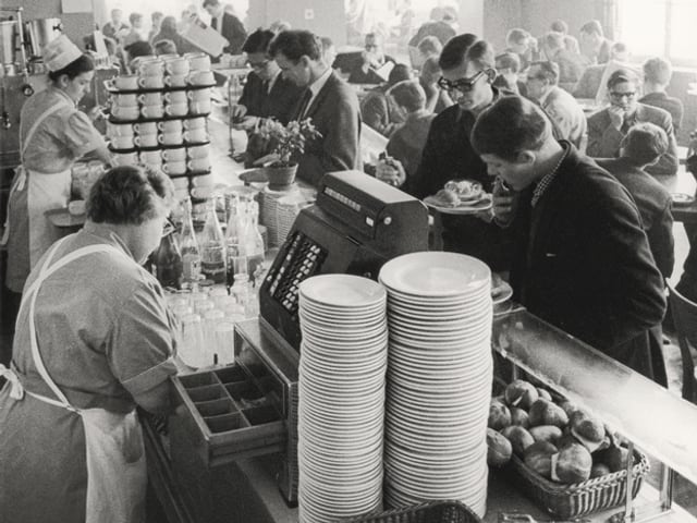 Im Studentenheim an der ETH Zürich türmen sich im Jahr 1965 die Teller. Im Studentenheim an der ETH Zürich türmen sich im Jahr 1965 die Teller.