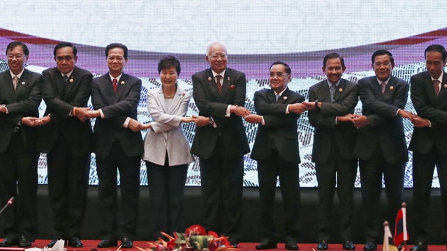 Die Staats- und Regierungschefs der Asean-Mitgliedsstaaten reichen sich die Hände.