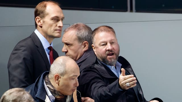 Klubpräsident Hugh Quennec und Mike Gillis auf der Tribüne Klubpräsident Hugh Quennec und Mike Gillis auf der Tribüne