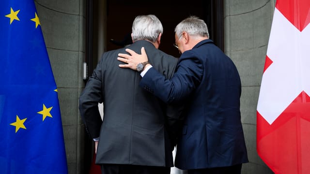 Jean-Claude Juncker und Johann Schneider-Ammann treten durch einen Eingang. Jean-Claude Juncker und Johann Schneider-Ammann treten durch einen Eingang.