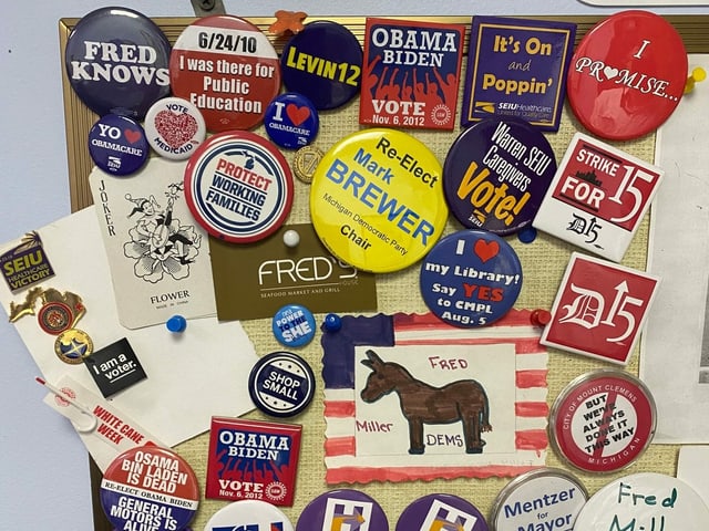 Demokraten-Buttons der vergangenen Wahlen. Demokraten-Buttons der vergangenen Wahlen.