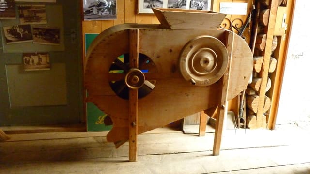 In mulin da graun en il museum alpin a Curaglia. In mulin da graun en il museum alpin a Curaglia.
