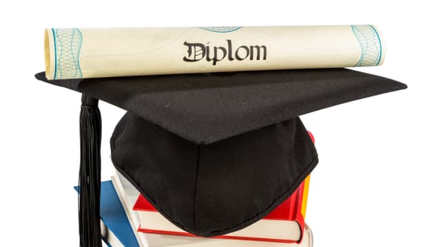 Symbolbild eines Stapels mit Büchern, Diplomandenhut und einem Diplom zuoberst. Symbolbild eines Stapels mit Büchern, Diplomandenhut und einem Diplom zuoberst.