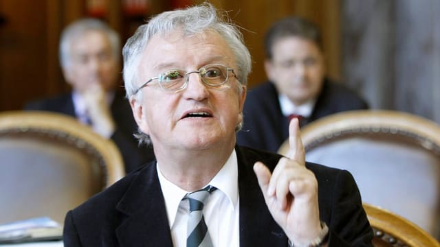 Rolf Büttiker mit erhobenem Zeigefinger Rolf Büttiker mit erhobenem Zeigefinger