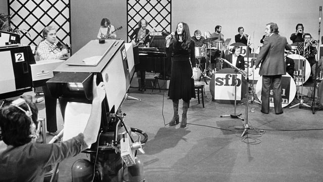 Blick in ein Studio des Schweizer Ferneshens: Paul Kuhn dirigiert eine Big-Band. Blick in ein Studio des Schweizer Ferneshens: Paul Kuhn dirigiert eine Big-Band.