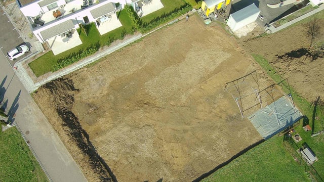 Ausgrabungsfeld zwischen Wohnhäusern. Ausgrabungsfeld zwischen Wohnhäusern.