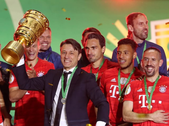 Niko Kovac und seine Mannschaft mit der Trophäe. Niko Kovac und seine Mannschaft mit der Trophäe.