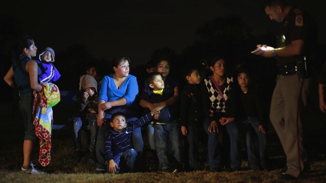 Eine Gruppe von Migranten an der texanischen Grenze. Eine Gruppe von Migranten an der texanischen Grenze.