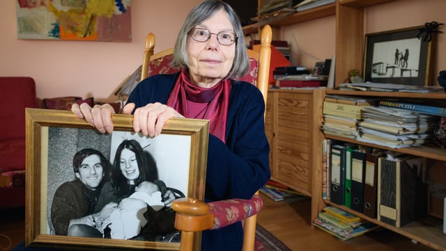 Dutschkes Witwe mit einem Bild von ihren Mann, ihr und einem Baby. Dutschkes Witwe mit einem Bild von ihren Mann, ihr und einem Baby.