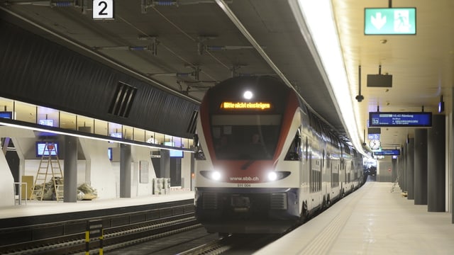 Einfahrender Zug im Bahnhof Löwenstrasse in Zürich. Einfahrender Zug im Bahnhof Löwenstrasse in Zürich.