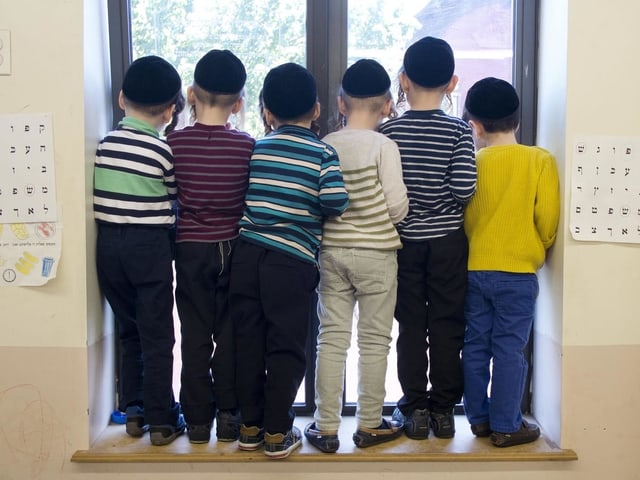Chassidische Schulkinder mit Kippas Chassidische Schulkinder mit Kippas