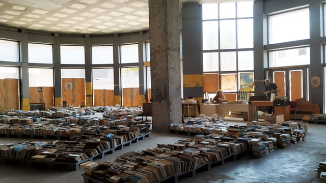 Lagerhalle mit Büchern Lagerhalle mit Büchern