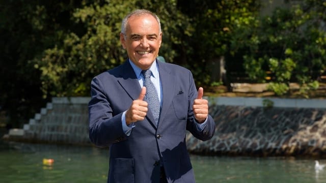 Alberto Barbera hält die Daumen hoch. Alberto Barbera hält die Daumen hoch.