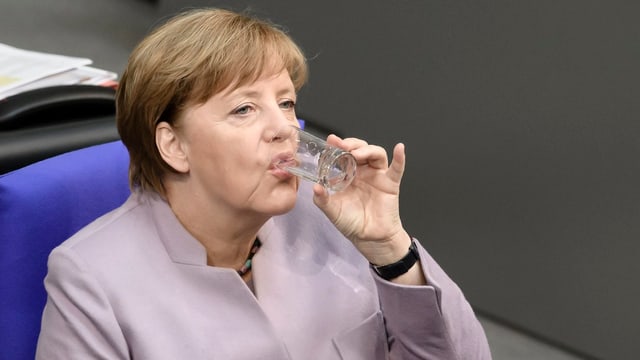 Merkel trinkt im Bundestag ein Glas Wasser Merkel trinkt im Bundestag ein Glas Wasser