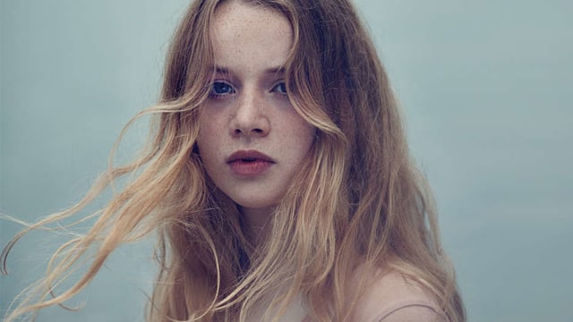 Lisa Brühlmann als Mia. Sie hat lange blonde Haare. Lisa Brühlmann als Mia. Sie hat lange blonde Haare.