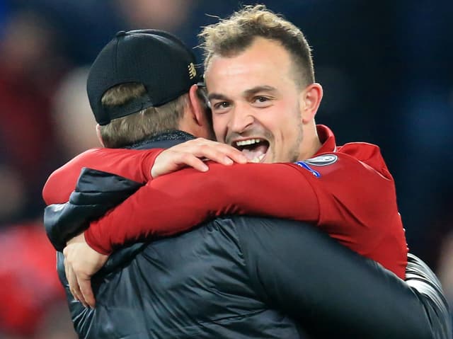 Xherdan Shaqiri (rechts) und Jürgen Klopp umarmen sich Xherdan Shaqiri (rechts) und Jürgen Klopp umarmen sich