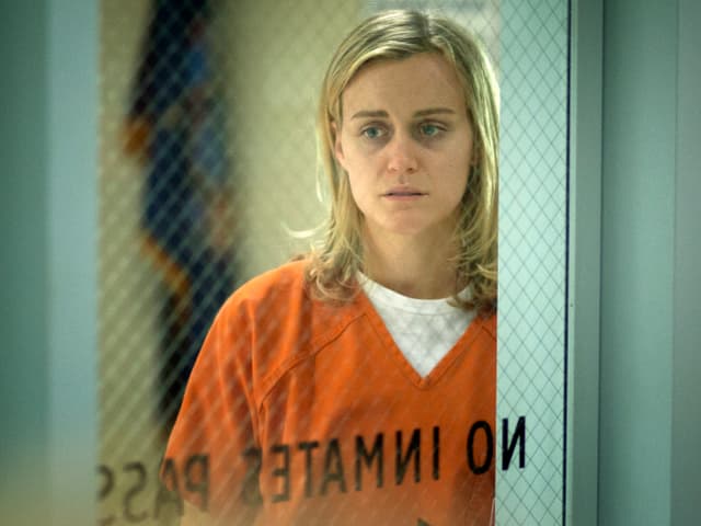Hauptfigur Piper Chapman sitzt im Gefängnis, weil sie für ihre College-Geliebte einen Koffer mit Drogengeldern transportiert hatte. Hauptfigur Piper Chapman sitzt im Gefängnis, weil sie für ihre College-Geliebte einen Koffer mit Drogengeldern transportiert hatte.