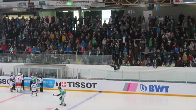 Hockey-Fans auf Tribüne Hockey-Fans auf Tribüne