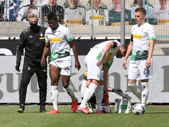 Breel Embolo wird vom Gladbach-Pfleger vom Platz geführt Breel Embolo wird vom Gladbach-Pfleger vom Platz geführt