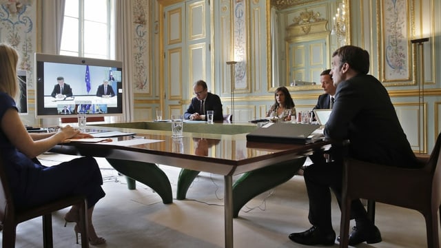 Präsident Emmanuel Macron verfolgt in Paris die Videokonferenz, die neuen Schwung für eine Lösung zwischen Serbien und Kosovo bringen soll. Präsident Emmanuel Macron verfolgt in Paris die Videokonferenz, die neuen Schwung für eine Lösung zwischen Serbien und Kosovo bringen soll.