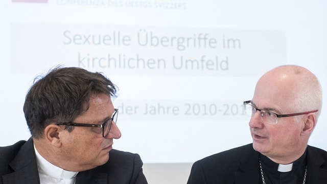 Zwei Männer sitzen vor Präsentation. Zwei Männer sitzen vor Präsentation.