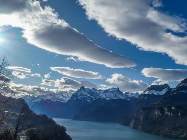 Föhnwolken am Himmel, darunter liegt der Urnersee.