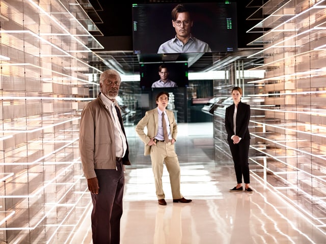 Ein Computerraum ist im Bild. Dr. Caster ist auf einem Bildschirm zu sehen. Ein Computerraum ist im Bild. Dr. Caster ist auf einem Bildschirm zu sehen.