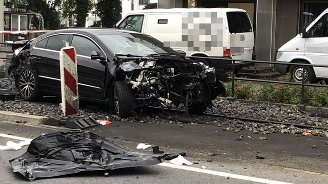 Ein zerströrtes Auto auf dem Bahngleis Ein zerströrtes Auto auf dem Bahngleis