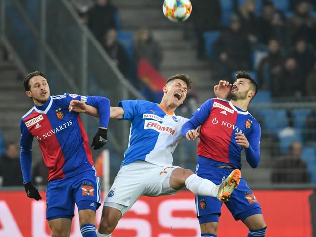 Luca Zuffi und Albian Ajeti nehmen Robin Kamber in die Zange. Luca Zuffi und Albian Ajeti nehmen Robin Kamber in die Zange.