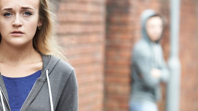 Ein Mann schaut einer Frau nach. Ein Mann schaut einer Frau nach.