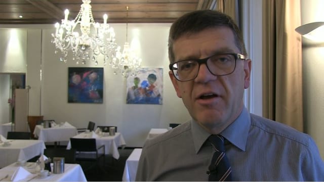 Kurt Baumgartner spricht in einem Speisesaal seines Hotels Kurt Baumgartner spricht in einem Speisesaal seines Hotels