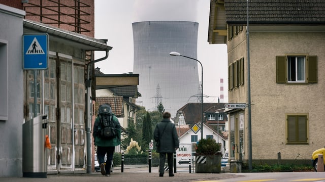 Dorfansicht mit AKW-Kühlturm im Hintergrund Dorfansicht mit AKW-Kühlturm im Hintergrund