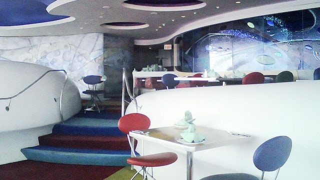 Ein Restaurant, dessen Inneneinrichtung viele runde, ovale und wellenartige Formen beinhaltet. Ein Restaurant, dessen Inneneinrichtung viele runde, ovale und wellenartige Formen beinhaltet.