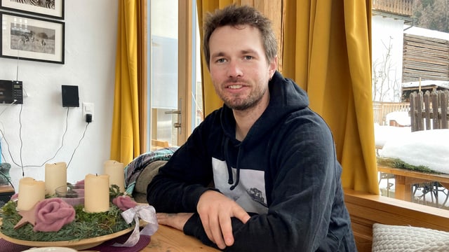 Lukas Züst am Tisch Lukas Züst am Tisch