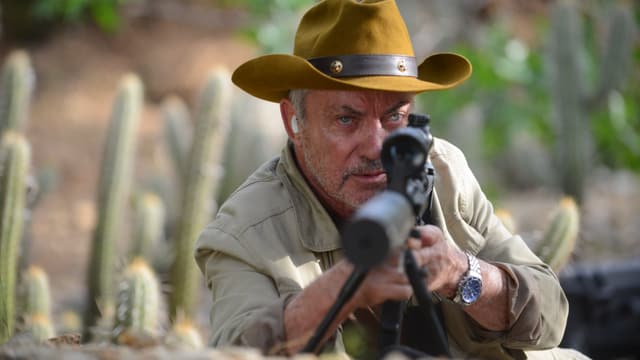 Mann schaut durch das Zielfernrohr eines Gewehrs Mann schaut durch das Zielfernrohr eines Gewehrs