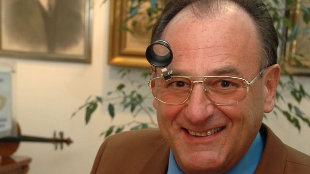 Ernst Gottlieb an seinem Arbeitsplatz. Ernst Gottlieb an seinem Arbeitsplatz.