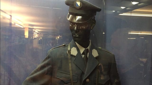 Eine Polizeipuppe mit einer Uniform aus dem Jahr 1964 mit Hut. Eine Polizeipuppe mit einer Uniform aus dem Jahr 1964 mit Hut.