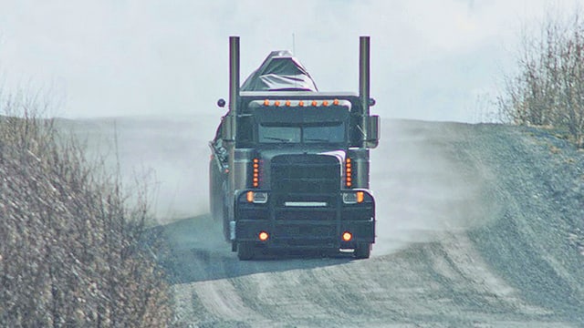 Truck auf kanadischer Landstrasse Truck auf kanadischer Landstrasse