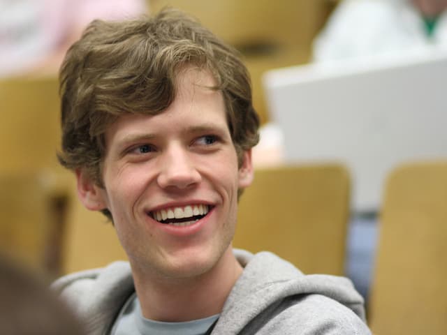 Ein Portrait von Christopher Poole, das nach rechts zur Seite schaut. Ein Portrait von Christopher Poole, das nach rechts zur Seite schaut.