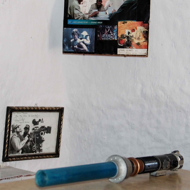 Eine Stange, darüber Fotos. Eine Stange, darüber Fotos.