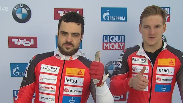 Clemens Bracher winken zusammen mit Michael Kuonen in die Kamera. Clemens Bracher winken zusammen mit Michael Kuonen in die Kamera.