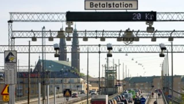 Eine Strasse in Stockholm, darüber ein Gerüst mit einem Schild mit der Aufschrift: "Betalstation". Eine Strasse in Stockholm, darüber ein Gerüst mit einem Schild mit der Aufschrift: "Betalstation".